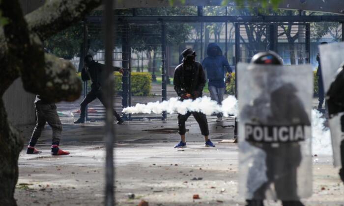 Enfrentamientos en Bogotá dejaron dos policías heridos La Nación