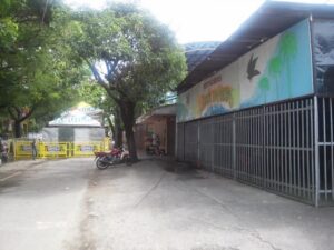 Una de las quejas es que los negocios están tan cerca de sus casas que los borrachos terminan en los andenes.