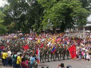 Las familias florencianas salieron a admirar el recorrido militar.