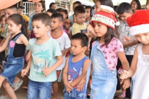 Los pequeños realizando las coreografías de los villancicos.