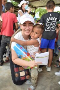 La presidenta de LA NACIÓN Claudia Marcela Medina, junto a Abelito, uno de los niños del asentamiento.