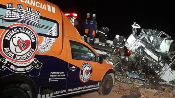 crash between bus and truck leaves 25 dead • La Nación