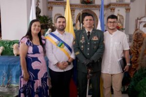 Alcalde de Palestina junto a su familia.