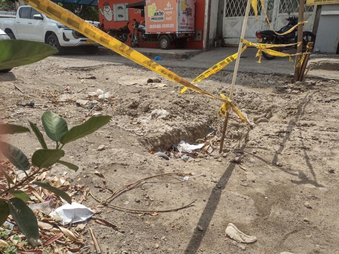 Desde aquí se ve con mayor claridad la zanja que quedó luego de los arreglos realizado al tubo del acueducto.