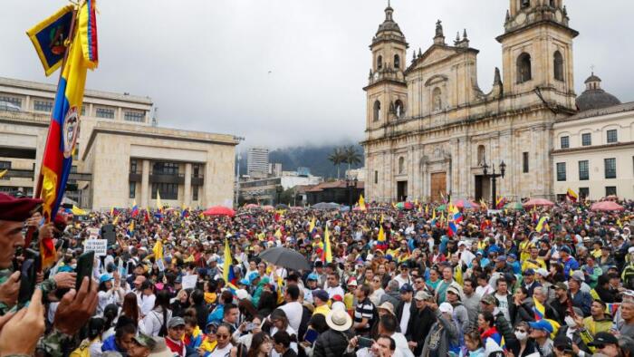 A pesar de las torrenciales lluvias, fueron aproximadamente 80 mil personas las que llenaron la Plaza de Bolívar y alrededores, donde también se encuentra la Casa de Nariño. 