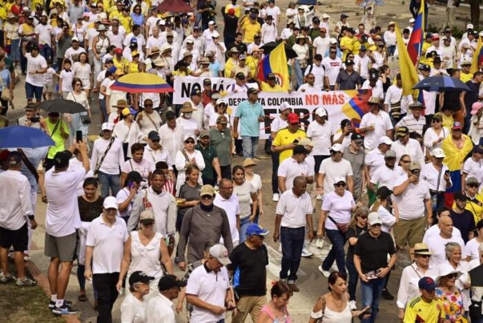 Los manifestantes con pancartas, banderas de Colombia y camisetas de color blanco, comenzaron a agolparse en el punto de encuentro.