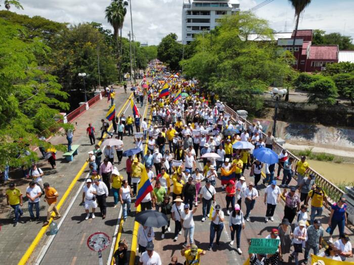 El punto de concentración fue en el Centro de Convenciones y de allí se desplazaron hasta la Gobernación del Huila, pasando por la carrera Quinta, tomando la calle Décima, para posteriormente tomar la calle Cuarta y llegar al Parque Santander.