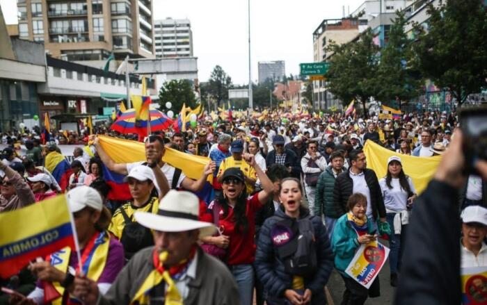 Las principales calles de la capital colombiana se ‘inundaron’ de ciudadanos que mostraron su inconformismo a través de pancartas y arengas alusivas a su inconformismo. 