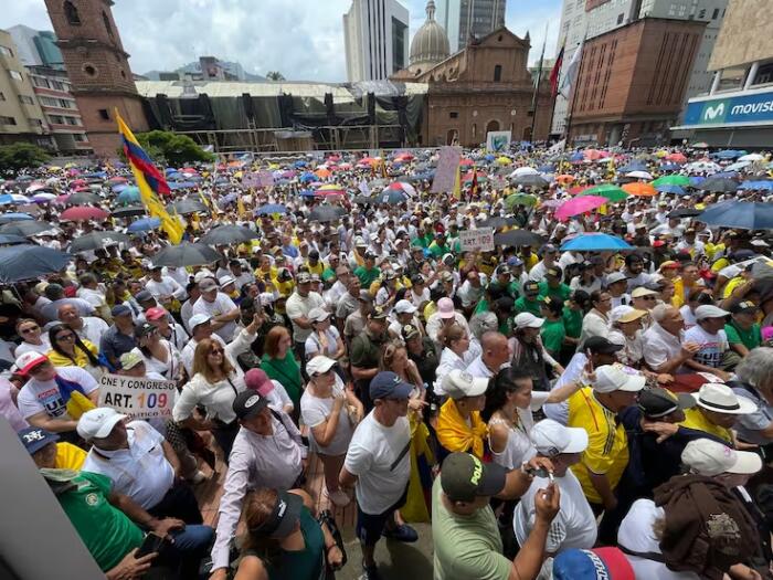 Los ciudadanos en Cali se concentraron en el Parque de las Banderas desde tempranas horas para expresar su rechazo a las políticas del presidente Gustavo Petro.