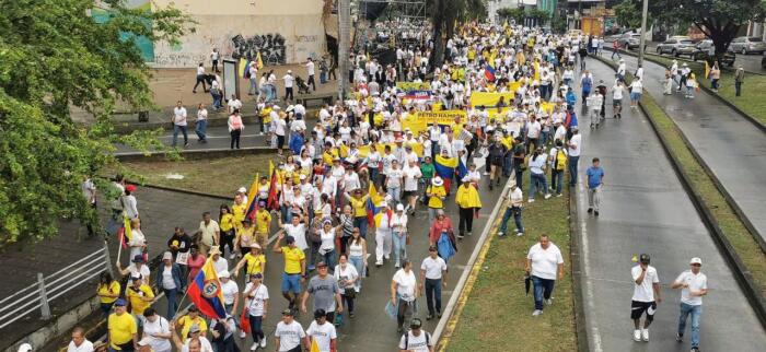 A pesar de la lluvia, la asistencia fue masiva, y con el paso del tiempo más personas se unieron a la jornada. Las autoridades estiman que alrededor de 40.000 ciudadanos participaron en la movilización. 