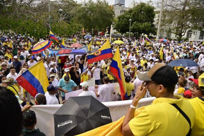 Mientras las personas iban a la concentración en el parque Santander de Barranquilla, los manifestantes en general dejaron un mensaje a los senadores para que no aprueben las reformas que irán a debate esta semana.