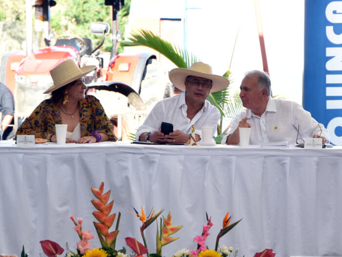 Ministra de Agricultura, Jhenifer Mojica; presidente de Colombia, Gustavo Petro Urrego y gobernador del Huila, Rodrigo Villalba Mosquera.