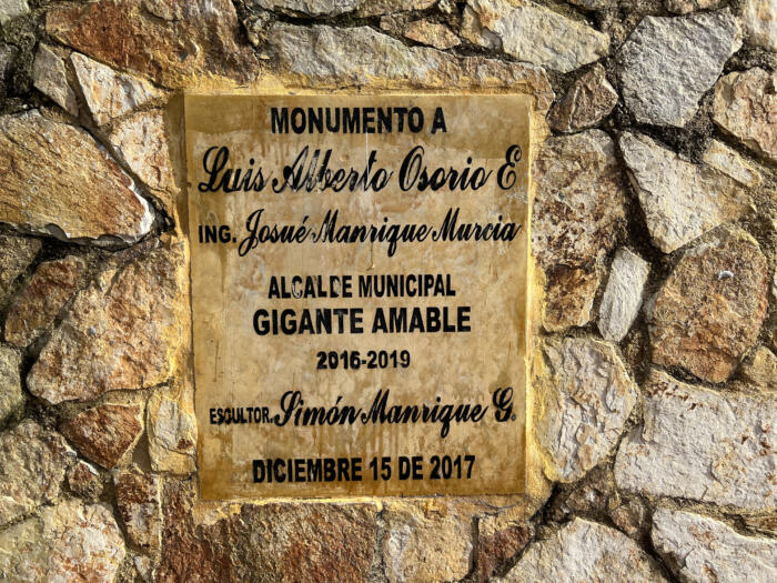 El alcalde de Gigante, Josué Manrique Murcia, deberá quitar su nombre de la placa del monumento “La Guitarra”.