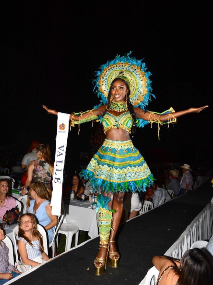 Valentina Buenaventura, representante del Valle, también deslumbró con un traje colorido que resaltó su figura. 