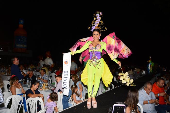 Bibiana Andrea Jiménez, representante del Quindío, no se quedó atrás y resaltó una flor cargada de color. 