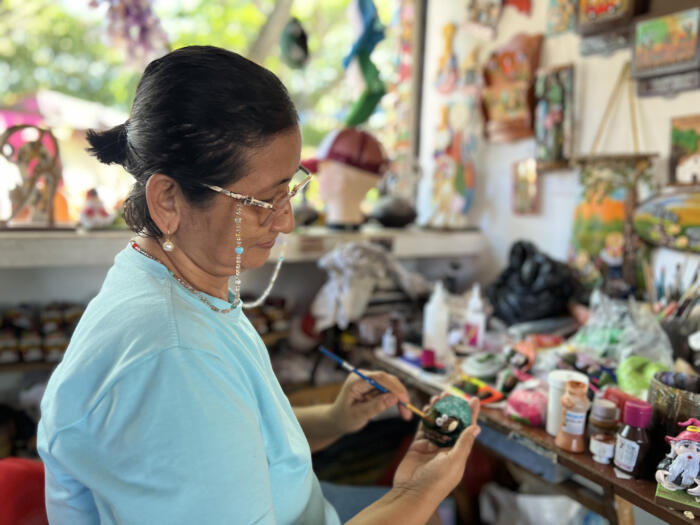 Además de trabajar el porcelanicrón, también realiza diseños con totumos y madera. 