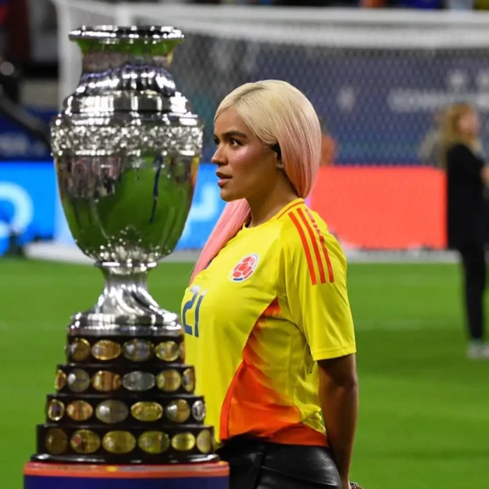 La cantante colombiana, Karol G, interpretó el himno nuestro en la Copa América 2024. La Bichota brilló y, con su seguridad, demostró el respaldo hacia el combinado nacional.