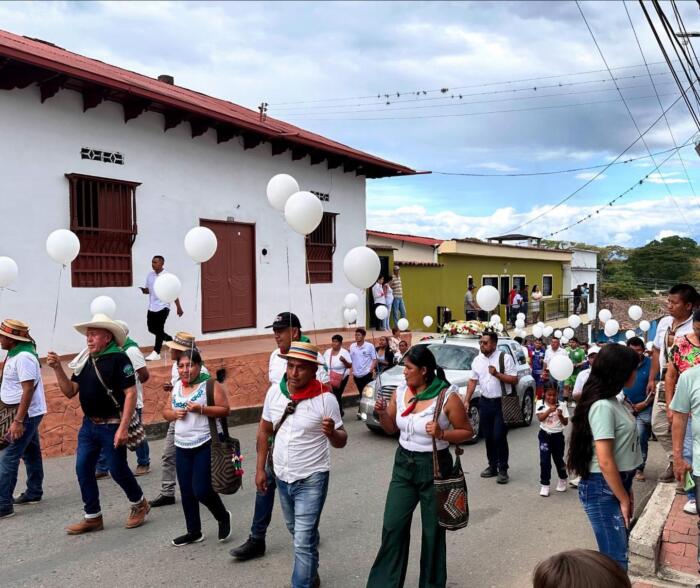 Llegaron en caravana con globos blancos y al ritmo de bandas marciales, al igual que cuando recibieron su cuerpo, durante la madrugada. 