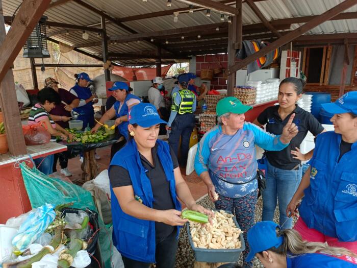 Un grupo de mujeres se han encargado voluntariamente de realizar el desayuno, almuerzo y cena, para quienes trabajan coordinadamente en acabar los incendios. Son más de 300 platos que no solo realizan, sino que sirven y envían.