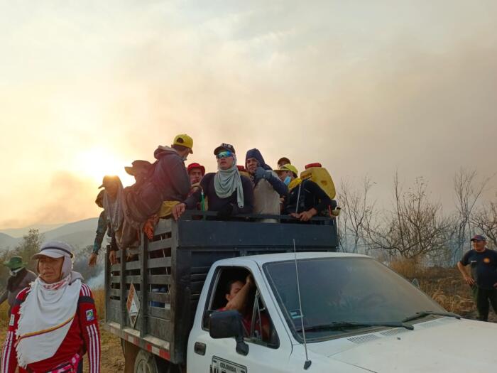 Con gorras y capuchas, los ciudadanos de la zona salieron a apoyar a los expertos que se encontraban en terreno. Las tareas eran varias, tanto en el “centro de operación” como en los puntos donde los incendios siguen activos. 