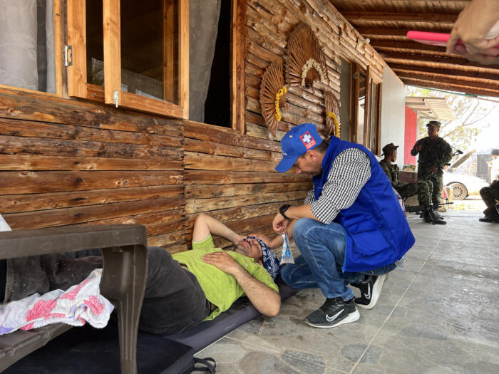 Debido al denso contexto más de 20 personas se descompensaron y tuvieron que ser atendidas por la misión médica. También hubo un lesionado por quemaduras que tuvo que ser remitido al Hospital San Francisco de Asís de Palermo. A la fecha van tres. 