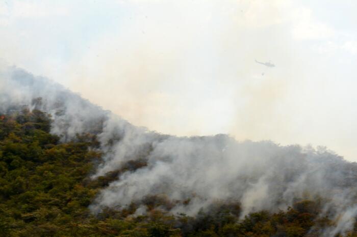 Mientras las montañas se consumían, el humo nublaba el cielo y la ceniza pululaba por el aire, la gente de la región con cara de angustia y hasta lágrimas en sus ojos, luchaban por no caer en el ‘infierno’ completamente. 