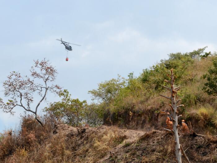 Sobre el mediodía, luego de la visita de miembros de la Unidad Nacional para la Gestión del Riesgo de Desastres, UNGRD, se dispuso de un helicóptero Huey II que cuenta con el sistema Bambi Bucket. 