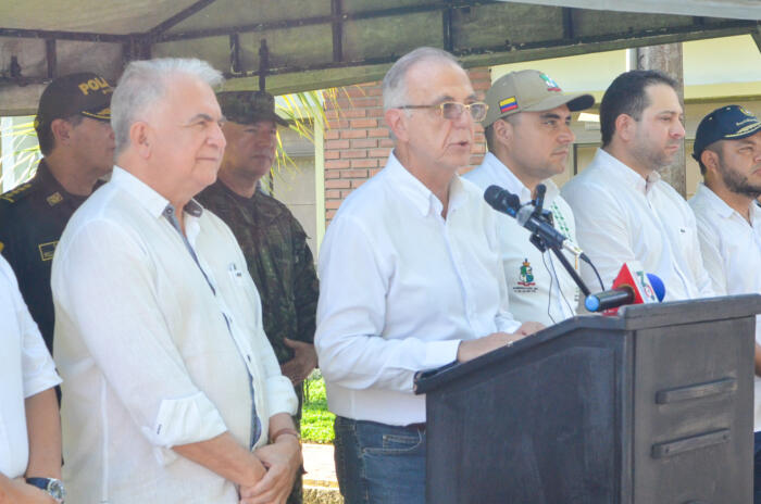 El gobernador del Huila, Rodrigo Villalba, junto al ministro de Defensa, Iván Velázquez.