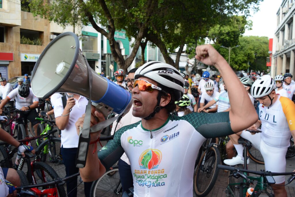 Con arengas, bombas y pancartas, hicieron lo propio, pidiendo que no los olviden porque ese aparato (la bicicleta) es el que les permite salir de todo lo negativo. Foto: Carlos Urrea.