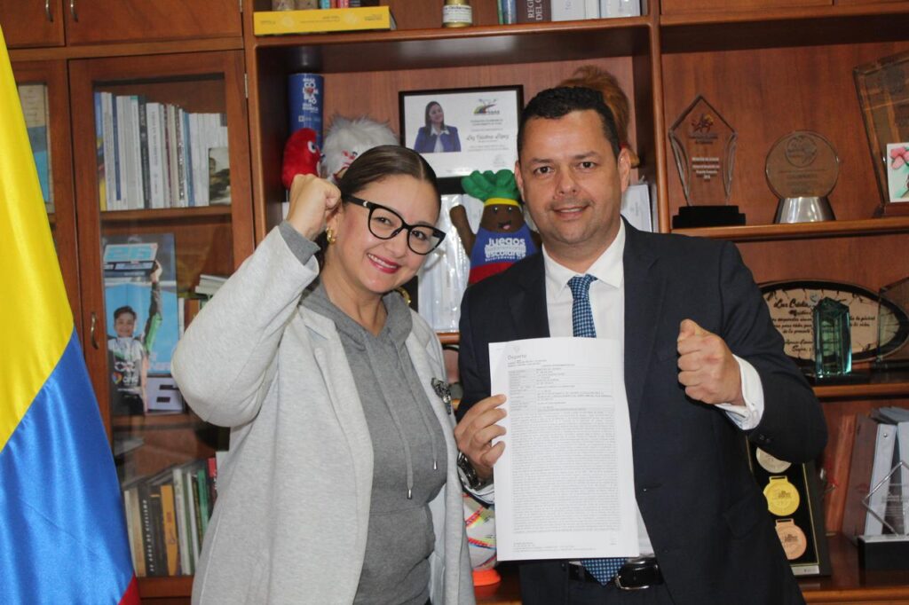 Ministra del Deporte, Luz Cristina López y alcalde de Garzón, Francisco Calderón, tras firmar el convenio interadministrativo por un valor de $21.496.743.217. Foto: Alcaldía de Garzón. 