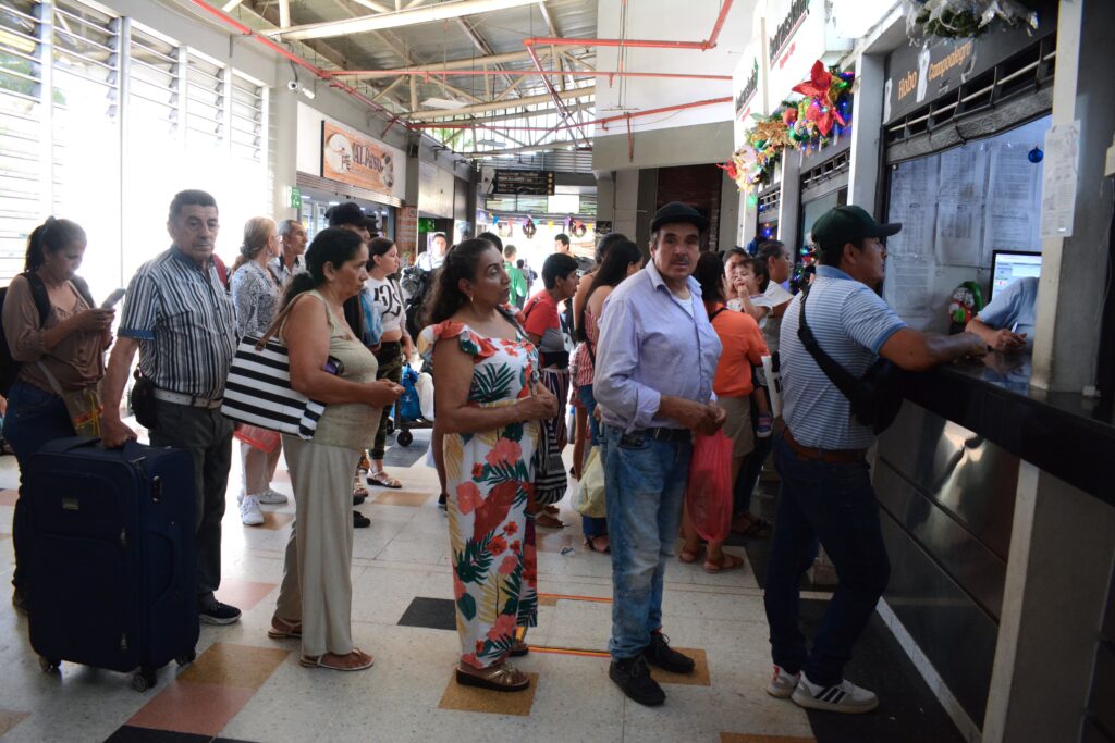 Gran flujo de personas se registró, tanto en las distintas terminales del Huila, como en el aeropuerto Benito Salas de Neiva. Foto: Carlos Urrea.