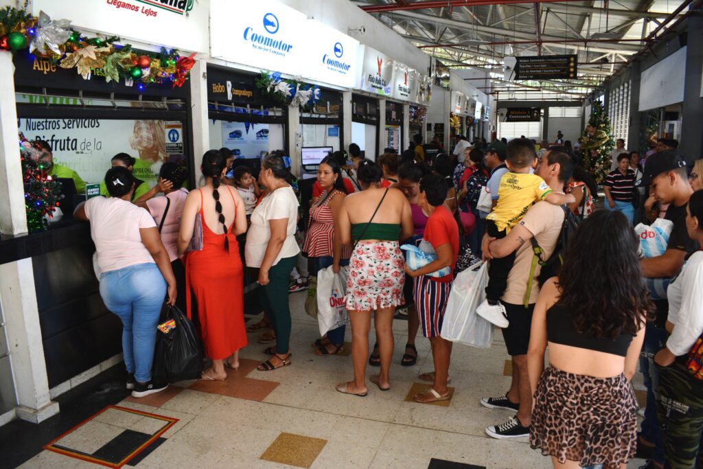 Desde la Terminal de Transporte de la capital huilense se espera despachar 10.000 personas en 1.200 vehículos diariamente. Foto: Carlos Urrea.